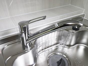 シャワーホース付き水栓は、使い勝手がよくシンク内の掃除の際に奥もしっかり流せるので便利です