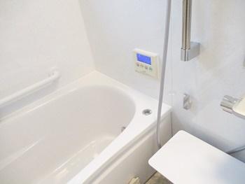 タイル張りの浴室からTOTOのサザナに交換しました。保温効果の高い浴槽と風呂フタで、湯温の低下を防ぎます。家族が多い方も最後の一人まで快適に入浴できます。