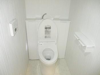 トイレはTOTOのレストパルに交換しました。セフィオンテクトを採用したトイレなので、汚れが付きにくく、お手入れが簡単です。便器背面のキャビネットには掃除用具など収納できます。