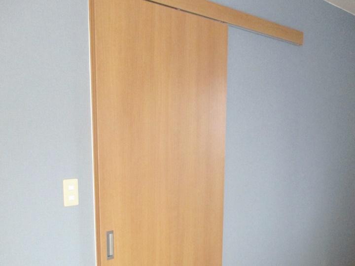 新しく交換したドアは、パナソニックのベリティス上吊り引戸です。