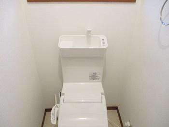 手がサッと届く傾斜したボウルなので、手洗いしやすいです。スッキリしたデザインのトイレです。
