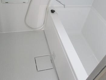 TOTOのマンションリモデルバスルームに交換しました。カラリ床は、特殊パターンが水を吸い込むように排水するので、カラリと乾きます。入浴後も快適です。