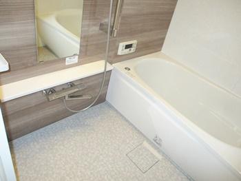 浴室はTOTOのマンションリモデルバスルームに交換しました。ほっカラリ床は、タテヨコに規則正しく刻まれたパターンで表面の水を誘導します。翌朝にはカラリと乾くので、靴下のまま入れます。乾きやすいからカビにくいです。