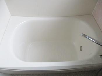 浴室はTOTOのサザナです。魔法びんのような構造の浴槽でお湯の温かさを保ちます。