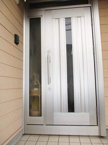 新しく交換した玄関ドアは、YKKのドアリモです。外気の侵入を抑える断熱素材・機構を採用しています。結露の心配もありません。