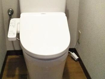 TOTOのピュアレストQRは、セフィオンテクトを採用したトイレなので、汚れが付きにくくお掃除が簡単です。サイドカバーが便器の凹凸を覆い見た目スッキリです。