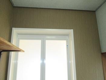 洗面所の壁紙をサンゲツのSP9590に張替えました。木目柄のステキな壁紙です。