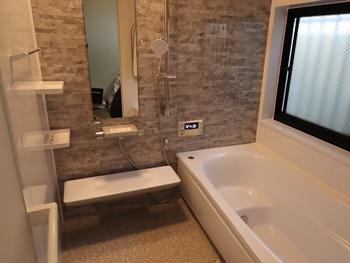 交換した浴室はTOTOのサザナです。魔法瓶のような構造の浴槽でお湯の温かさを長時間キープします。