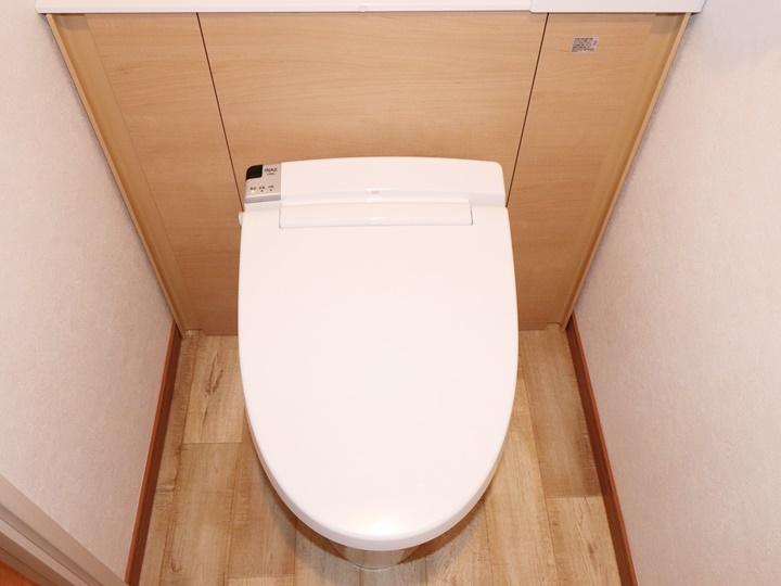 新しく交換したトイレは、リクシルのリフォレです。