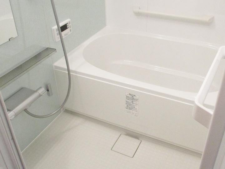 新しく交換した浴室は、リクシルのリノビオVです。