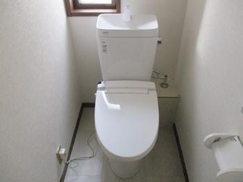 トイレはリクシルのアメージュZです。頑固な水垢や汚物もしっかり落とす衛生陶器でお掃除ラクラクです。