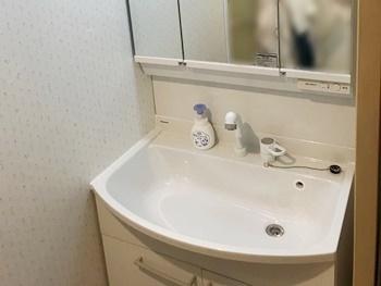 Panasonicエムライン　大きな三面鏡にリフトアップするシャワー水栓と身だしなみを整えるのに助かる機能充実　横須賀市のリライズは神奈川県内対応しております