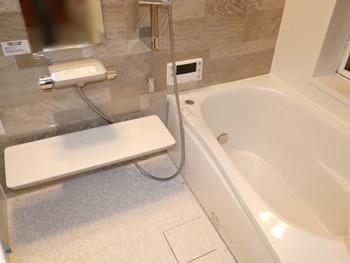 浴室はTOTOのサザナに交換しました。ほッカラリ床は、タテヨコに規則正しく刻まれたパターンで、表面の水を誘導します。翌朝にはカラリと乾き、靴下もまま入れます。