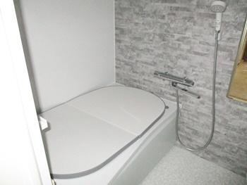 浴室はTOTOのマンションリモデルバスルームに交換しました。浴槽断熱材＋高断熱のふろふたの優れた断熱構造で、お湯の温かさを保ちます。お湯はり後5時間たってもあたたかいです。