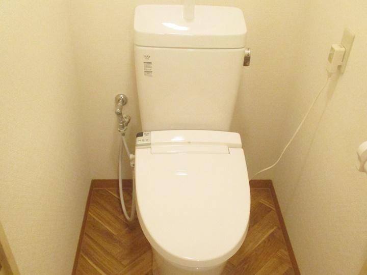 新しく交換したトイレはリクシルのシャワートイレKA21シリーズです。ウォシュレットノズルは使わない時は収納されているのでノズルはいつも清潔です。収納シャッターは外して洗う事が出来るので、お手入れが簡単です。