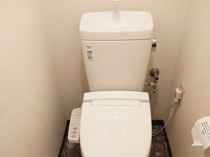 神奈川県横須賀市にてトイレリフォームと洗面所リフォームを行いました。天井と壁のクロス、クッションフロアはキレイだったのでそのままにし、トイレと洗面化粧台のみ交換させていただきました