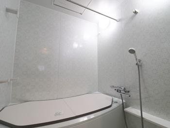 TOTOのマンションリモデルバスルームに交換しました。保温効果が高い浴槽と風呂ふたで湯温の低下を防ぎます。家族が多い方も最後の一人まで快適に入浴できます。