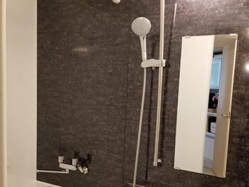 浴室のアクセントパネルのカラーはストーンモザイクダークです。黒を基調としたおしゃれで高級感のある浴室になりました。