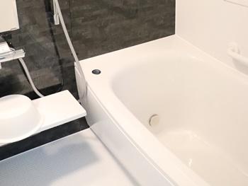 お風呂はTOTOのサザナ、クレイドル浴槽の横にはインテリアバーを取り付けました