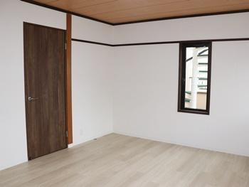 和室だったドアは廊下のフローリングに合わせて濃い色のドアです