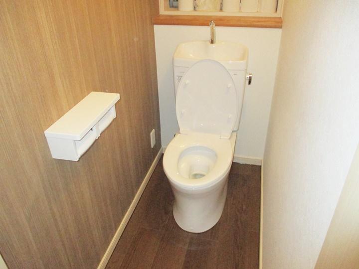新しく交換したトイレは、TOTOのピュアレストQRです。