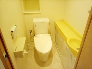 トイレはアメージュZに交換しました。便器のフチが丸ごとないフチレス形状のトイレなので、サッとひと拭きでキレイになります。お掃除ラクラクです。