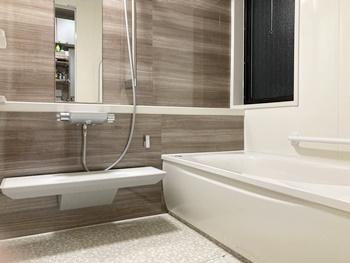 お掃除ラクラクカウンターは、壁や浴槽と離れた形状なので、お掃除のしにくかったカウンターの奥や側面、カウンターの下の壁際まで手が届き、お掃除が簡単です。