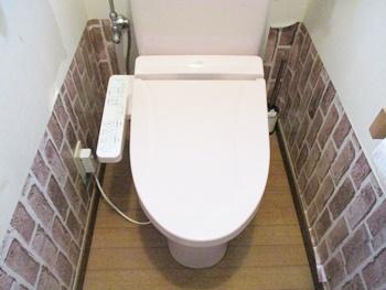 2階のトイレはTOTOのウォシュレットSBに交換しました。自動で便器にミストをふきかけて水のクッションを作り、便器表面を汚れから守ります。