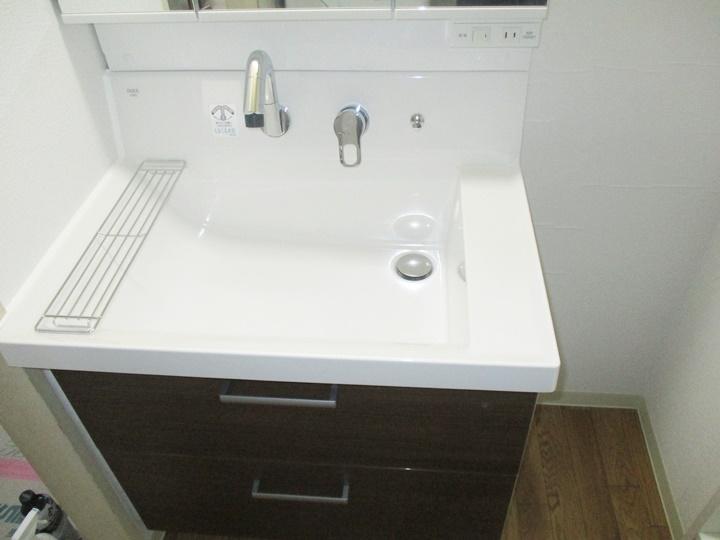 新しく交換した洗面台は、リクシルのピアラです。